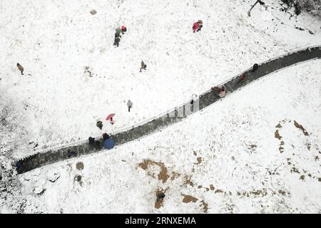 (180126) -- HANGZHOU, 26. Januar 2018 -- Touristen besuchen die schneebedeckte Landschaft des Westsees in Hangzhou, ostchinesische Provinz Zhejiang, 26. Januar 2018. )(wsw) CHINA-ZHEJIANG-WEST SEENLANDSCHAFT (CN) HuangxZongzhi PUBLICATIONxNOTxINxCHN Stockfoto