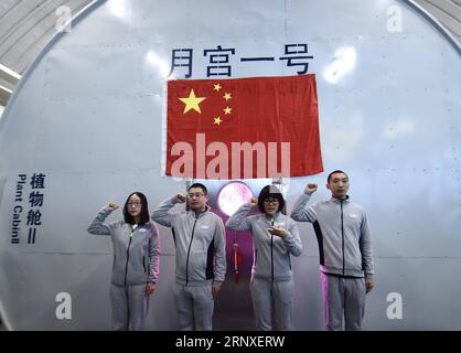 (180126) -- PEKING, 26. Januar 2018 -- die erste Gruppe von Freiwilligen schwört vor dem Wiedereinstieg in die Kabine der Beihang-Universität in Peking, 26. Januar 2018. Zwei männliche und zwei weibliche Studenten von der Beihang University, der zweiten Gruppe von Freiwilligen, die in Yuegong-1, auch bekannt als Lunar Palace 1, übernachteten, vollendeten die zweite Phase des 365-tägigen Experiments am Freitag und stellten einen Weltrekord für den längsten Aufenthalt in einer abgeschlossenen Kabine auf. Die erste Gruppe von Freiwilligen, die zuvor 60 Tage in der Kabine verbracht hatte, trat wieder in die Kabine ein, um die zweite Gruppe zu ersetzen, und begann die dritte und letzte Phase Stockfoto
