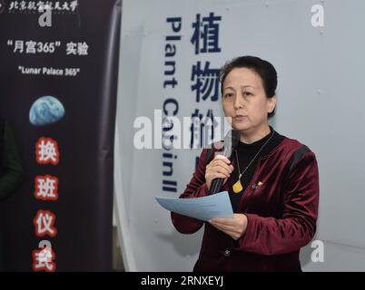 (180126) -- PEKING, 26. Januar 2018 -- Liu Hong, Chefdesigner von Yuegong-1, spricht einen Fortschrittsbericht des Experiments an der Beihang-Universität in Peking, 26. Januar 2018. Zwei männliche und zwei weibliche Studenten von der Beihang University, der zweiten Gruppe von Freiwilligen, die in Yuegong-1, auch bekannt als Lunar Palace 1, übernachteten, vollendeten die zweite Phase des 365-tägigen Experiments am Freitag und stellten einen Weltrekord für den längsten Aufenthalt in einer abgeschlossenen Kabine auf. Die erste Gruppe von Freiwilligen, die zuvor 60 Tage in der Kabine geblieben war, trat wieder in die Kabine ein, um die zweite Gruppe zu ersetzen und begann mit Stockfoto