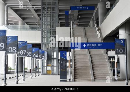 (180126) -- ZHUHAI, 26. Januar 2018 -- Foto aufgenommen am 26. Januar 2018 zeigt die Innenaufnahme eines Gebäudes des Hafens der Hong Kong-Zhuhai-Macao-Brücke in Zhuhai, südchinesische Provinz Guangdong. Die Hafenprojekte der längsten Seebrücke der Welt sind abgeschlossen, sagte ein Beamter in Süd-Guangdong am Freitag. Die Installation und Prüfung der Ausrüstung zwischen den Häfen und dem Hauptteil der 55 km langen Brücke ist im Gange. )(mcg) CHINA-GUANGDONG-ZHUHAI-SEA BRIDGE-PORT (CN) LiangxXu PUBLICATIONxNOTxINxCHN Stockfoto