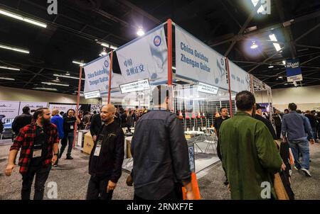 (180127) -- ANAHEIM, 27. Januar 2018 -- Aussteller aus China werden während der 2018 National Association of Music Merchants (NAMM) Show im Anaheim Convention Center in Anaheim, Kalifornien, USA, 26. Januar 2018 gesehen.) (yy) U.S.-ANAHEIM-2018 NAMM SHOW ZhaoxHanrong PUBLICATIONxNOTxINxCHN Stockfoto