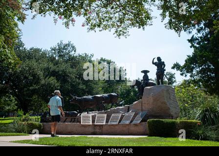 Austin, Texas, USA. Juli 2023. September 2023. Das Tejano Monument auf dem Gelände des Texas State Capitol ehrt die Beiträge der ersten Cowboys und anderer spanischsprachiger Siedler zur Entwicklung des Staates in Austin, Texas (Credit Image: © Ralph Lauer/ZUMA Press Wire) NUR REDAKTIONELLE VERWENDUNG! Nicht für kommerzielle ZWECKE! Stockfoto