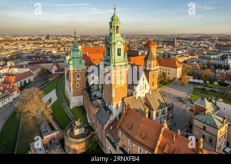 Historisches königliches Wawel Schloss in Krakau bei Sonnenuntergang, Polen. Stockfoto