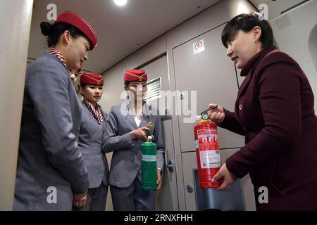 (180127) -- NANCHANG, 27. Januar 2018 -- Besatzungsmitglieder der Nanchang Passenger Transport Department nehmen am Sicherheitstraining am Nanchang West Railway Station, Ostchinesische Provinz Jiangxi, 27. Januar 2018 Teil. Etikettentraining, Sicherheitstraining und Notfallübungen wurden von der Nanchang Passenger Transport Department durchgeführt, um die Sicherheit und Laufruhe des Straßenverkehrs während des anstehenden Reiseturms für das Frühlingsfest oder das chinesische Mondneujahr zu gewährleisten. )(wsw) CHINA-NANCHANG-RAILWAY-TRAINING (CN) PengxZhaozhi PUBLICATIONxNOTxINxCHN Stockfoto