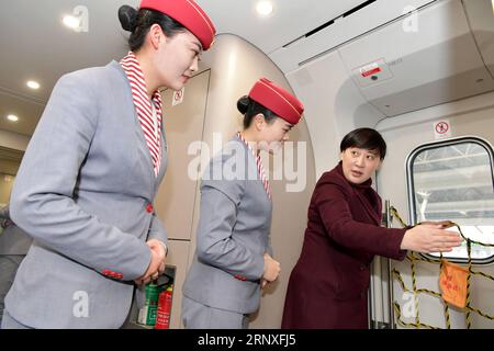 (180127) -- NANCHANG, 27. Januar 2018 -- Besatzungsmitglieder der Nanchang Passenger Transport Department nehmen am Sicherheitstraining am Nanchang West Railway Station, Ostchinesische Provinz Jiangxi, 27. Januar 2018 Teil. Etikettentraining, Sicherheitstraining und Notfallübungen wurden von der Nanchang Passenger Transport Department durchgeführt, um die Sicherheit und Laufruhe des Straßenverkehrs während des anstehenden Reiseturms für das Frühlingsfest oder das chinesische Mondneujahr zu gewährleisten. )(wsw) CHINA-NANCHANG-RAILWAY-TRAINING (CN) PengxZhaozhi PUBLICATIONxNOTxINxCHN Stockfoto