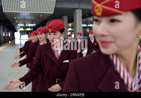 (180127) -- NANCHANG, 27. Januar 2018 -- Besatzungsmitglieder der Nanchang Passenger Transport Department nehmen am Etikettentraining am Nanchang West Railway Station, Ostchinesische Provinz Jiangxi, 27. Januar 2018 Teil. Etikettentraining, Sicherheitstraining und Notfallübungen wurden von der Nanchang Passenger Transport Department durchgeführt, um die Sicherheit und Laufruhe des Straßenverkehrs während des anstehenden Reiseturms für das Frühlingsfest oder das chinesische Mondneujahr zu gewährleisten. )(wsw) CHINA-NANCHANG-RAILWAY-TRAINING (CN) PengxZhaozhi PUBLICATIONxNOTxINxCHN Stockfoto