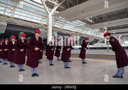 (180127) -- NANCHANG, 27. Januar 2018 -- Besatzungsmitglieder der Nanchang Passenger Transport Department nehmen am Etikettentraining am Nanchang West Railway Station, Ostchinesische Provinz Jiangxi, 27. Januar 2018 Teil. Etikettentraining, Sicherheitstraining und Notfallübungen wurden von der Nanchang Passenger Transport Department durchgeführt, um die Sicherheit und Laufruhe des Straßenverkehrs während des anstehenden Reiseturms für das Frühlingsfest oder das chinesische Mondneujahr zu gewährleisten. )(wsw) CHINA-NANCHANG-RAILWAY-TRAINING (CN) PengxZhaozhi PUBLICATIONxNOTxINxCHN Stockfoto