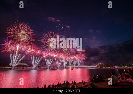 (180128) -- PEKING, 28. Januar 2018 -- Feuerwerke werden vom Lake Burley Griffin in Canberra gesehen, um den Australia Day, den Nationalfeiertag Australiens, 26. Januar 2018 zu feiern. ) (lrz) XINHUA FOTO WÖCHENTLICHE ENTSCHEIDUNGEN JustinxQian PUBLICATIONxNOTxINxCHN Stockfoto
