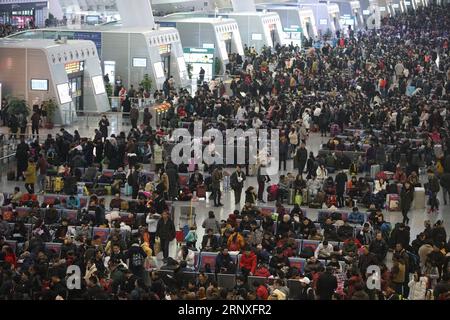 (180128) -- PEKING, 28. Januar 2018 -- Passagiere werden in einem Wartezimmer des Hangzhou East Railway Station in Hangzhou, Ostchinas Provinz Zhejiang, 25. Januar 2018, gesehen. )(mcg) XINHUA FOTO WÖCHENTLICHE AUSWAHL XingxGuangli PUBLICATIONxNOTxINxCHN Stockfoto