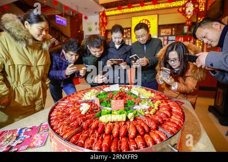 (180128) -- PEKING, 28. Januar 2018 -- Menschen machen Fotos von Krebsen in einem Restaurant im Xuyi County von Huai an, ostchinesische Provinz Jiangsu, 23. Januar 2018. Krebse sind die bekannte Spezialität im Xuyi County und die Nachfrage nach Krebsen steigt mit dem bevorstehenden Frühlingsfest. )(wsw) XINHUA FOTO WÖCHENTLICHE ENTSCHEIDUNGEN ZhouxHaijun PUBLICATIONxNOTxINxCHN Stockfoto
