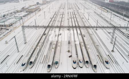 Winter in China (180128) -- PEKING, 28. Januar 2018 -- Foto aufgenommen am 25. Januar 2018 zeigt Kugelzüge für den vorübergehenden Halt an einer Wartungsstation in Hefei, ostchinesische Provinz Anhui. )(mcg) XINHUA FOTO WÖCHENTLICHE ENTSCHEIDUNGEN GuoxChen PUBLICATIONxNOTxINxCHN Stockfoto