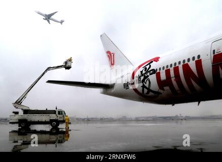 (180128) -- PEKING, 28. Januar 2018 -- Mitarbeiter des Bodendienstes entfernen Eis und Schnee auf einem Flugzeug am Hongqiao International Airport in Shanghai, Ostchina, 25. Januar 2018. )(mcg) XINHUA FOTO WÖCHENTLICHE AUSWAHL ChenxFei PUBLICATIONxNOTxINxCHN Stockfoto