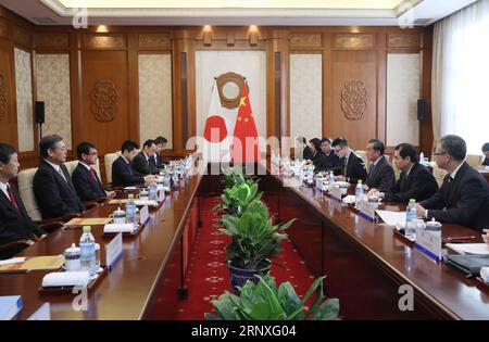 (180128) -- PEKING, 28. Januar 2018 -- der chinesische Außenminister Wang Yi hält Gespräche mit dem japanischen Außenminister Taro Kono in Peking, der Hauptstadt Chinas, am 28. Januar 2018. )(mcg) CHINA-BEIJING-WANG YI-JAPANESE FM-TALKS (CN) LiuxWeibing PUBLICATIONxNOTxINxCHN Stockfoto