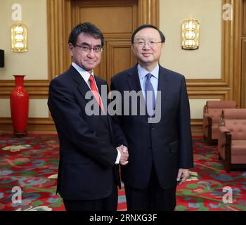 (180128) -- PEKING, 28. Januar 2018 -- der chinesische Staatsrat Yang Jiechi (R) trifft sich mit dem japanischen Außenminister Taro Kono in Peking, der Hauptstadt Chinas, am 28. Januar 2018. )(mcg) CHINA-BEIJING-YANG JIECHI-JAPANESE FM-MEETING (CN) LiuxWeibing PUBLICATIONxNOTxINxCHN Stockfoto