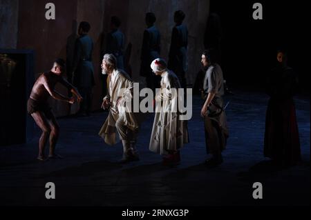 (180128) -- PEKING, 28. Januar 2018 -- Schauspieler treten in William Shakespeares Theaterstück King Lear auf, das vom National Center for the Performing Arts in Peking, der Hauptstadt Chinas, am 28. Januar 2018 präsentiert wird. ) (dhf) CHINA-PEKING-NCPA PLAY KING LEAR (CN) LuoxXiaoguang PUBLICATIONxNOTxINxCHN Stockfoto