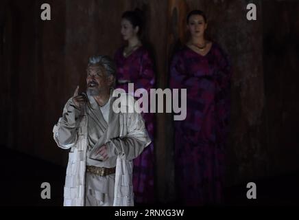 (180128) -- PEKING, 28. Januar 2018 -- der Veteranenschauspieler Pu Cunxin (vorne) spielt in William Shakespeares Theaterstück King Lear, präsentiert vom National Center for the Performing Arts in Peking, Hauptstadt Chinas, 28. Januar 2018. ) (dhf) CHINA-PEKING-NCPA PLAY KING LEAR (CN) LuoxXiaoguang PUBLICATIONxNOTxINxCHN Stockfoto