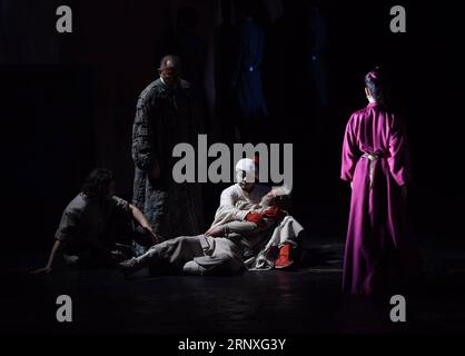 (180128) -- PEKING, 28. Januar 2018 -- Schauspieler treten in William Shakespeares Theaterstück King Lear auf, das vom National Center for the Performing Arts in Peking, der Hauptstadt Chinas, am 28. Januar 2018 präsentiert wird. ) (dhf) CHINA-PEKING-NCPA PLAY KING LEAR (CN) LuoxXiaoguang PUBLICATIONxNOTxINxCHN Stockfoto