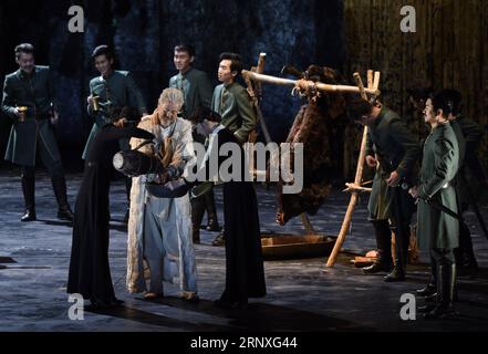 (180128) -- PEKING, 28. Januar 2018 -- der Veteranenschauspieler Pu Cunxin (C, Front) spielt in William Shakespeares Theaterstück King Lear, präsentiert vom National Center for the Performing Arts in Peking, Hauptstadt Chinas, 28. Januar 2018. ) (dhf) CHINA-PEKING-NCPA PLAY KING LEAR (CN) LuoxXiaoguang PUBLICATIONxNOTxINxCHN Stockfoto