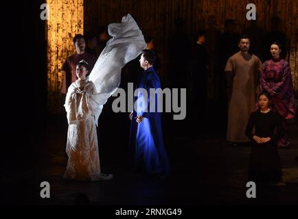 (180128) -- PEKING, 28. Januar 2018 -- Schauspieler treten in William Shakespeares Theaterstück King Lear auf, das vom National Center for the Performing Arts in Peking, der Hauptstadt Chinas, am 28. Januar 2018 präsentiert wird. ) (dhf) CHINA-PEKING-NCPA PLAY KING LEAR (CN) LuoxXiaoguang PUBLICATIONxNOTxINxCHN Stockfoto