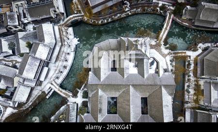 (180128) -- ZAOZHUANG, 28. Januar 2018 -- Foto aufgenommen am 28. Januar 2018 zeigt eine antike Stadt Taierzhuang in der Stadt Zaozhuang in der ostchinesischen Provinz Shandong. ) (dhf) CHINA-SNOW (CN) GaoxQimin PUBLICATIONxNOTxINxCHN Stockfoto