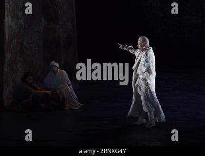 (180128) -- PEKING, 28. Januar 2018 -- der Veteranenschauspieler Pu Cunxin (R) spielt in William Shakespeares Theaterstück King Lear, präsentiert vom National Center for the Performing Arts in Peking, Hauptstadt Chinas, 28. Januar 2018. ) (dhf) CHINA-PEKING-NCPA PLAY KING LEAR (CN) LuoxXiaoguang PUBLICATIONxNOTxINxCHN Stockfoto