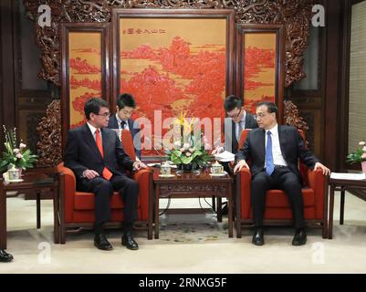 (180128) -- PEKING, 28. Januar 2018 -- der chinesische Premierminister Li Keqiang (R, Front) trifft sich mit dem japanischen Außenminister Taro Kono (L, Front) in Peking, der Hauptstadt Chinas, am 28. Januar 2018. )(mcg) CHINA-BEIJING-LI KEQIANG-JAPANESE FM-MEETING (CN) LiuxWeibing PUBLICATIONxNOTxINxCHN Stockfoto