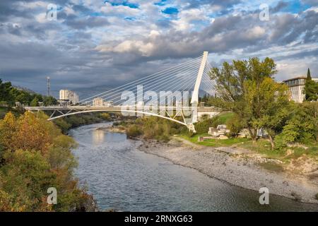 Millenium-Brücke über den Fluss Moraca in Podgorica, Montenegro Stockfoto