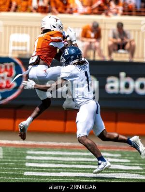 September 2023. Xavier würdig #1 der Texas Longhorns in Aktion gegen die Reiseeule im DKR-Memorial Stadium. Texas führt 16-3 in der Hälfte. Texas führt 16-3 in der Hälfte. (Bild: © Robert Backman/Cal Sport Media) Stockfoto