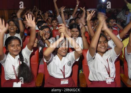 Kalkutta, Indien. September 2023. Schüler beobachten live den Start des „Aditya-L1“-Raumschiffs durch die PSLV-XL(C57)-Rakete im Birla Industrial & Technological Museum. Das Raumfahrzeug soll in einer Halo-Umlaufbahn um den Lagrange-Punkt 1 (L1) des Sonne-Erde-Systems, der etwa 1,5 Millionen km von der Erde entfernt ist, platziert werden. (Bild: © Biswarup Ganguly/Pacific Press via ZUMA Press Wire) NUR REDAKTIONELLE VERWENDUNG! Nicht für kommerzielle ZWECKE! Stockfoto