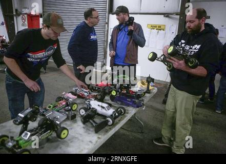 (180129) -- VANCOUVER, 29. Januar 2018 -- die Teilnehmer bereiten ihre Modellautos für die Funksteuerung (RC) für das Rennen während der Conquer the Carpet Indoor Offroad Challenge in Surrey, Kanada, am 28. Januar 2018 vor. Rund 200 RC-Rennfahrer aus Kanada und den Vereinigten Staaten nahmen an der Conquer the Carpet Indoor Offroad Challenge Teil, um während der zweitägigen Veranstaltung um die Trophäen zu konkurrieren. )(gj) CANADA-SURREY-INDOOR OFFROAD CHALLENGE-RC CAR LiangxSen PUBLICATIONxNOTxINxCHN Stockfoto