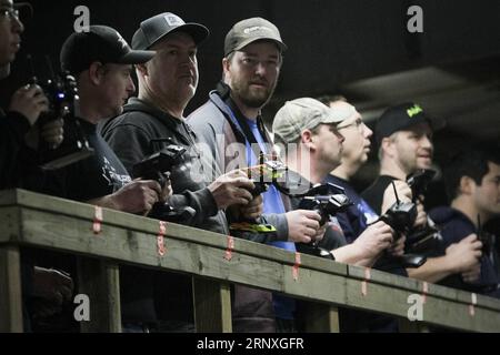 (180129) -- VANCOUVER, 29. Januar 2018 -- Radio Control (RC) Modellauto-Racer treten während der Conquer the Carpet Indoor Offroad Challenge in Surrey, Kanada, am 28. Januar 2018 an. Rund 200 RC-Rennfahrer aus Kanada und den Vereinigten Staaten nahmen an der Conquer the Carpet Indoor Offroad Challenge Teil, um während der zweitägigen Veranstaltung um die Trophäen zu konkurrieren. )(gj) CANADA-SURREY-INDOOR OFFROAD CHALLENGE-RC CAR LiangxSen PUBLICATIONxNOTxINxCHN Stockfoto