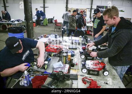 (180129) -- VANCOUVER, 29. Januar 2018 -- die Teilnehmer bereiten ihre Modellautos für die Funksteuerung (RC) für das Rennen während der Conquer the Carpet Indoor Offroad Challenge in Surrey, Kanada, am 28. Januar 2018 vor. Rund 200 RC-Rennfahrer aus Kanada und den Vereinigten Staaten nahmen an der Conquer the Carpet Indoor Offroad Challenge Teil, um während der zweitägigen Veranstaltung um die Trophäen zu konkurrieren. )(gj) CANADA-SURREY-INDOOR OFFROAD CHALLENGE-RC CAR LiangxSen PUBLICATIONxNOTxINxCHN Stockfoto