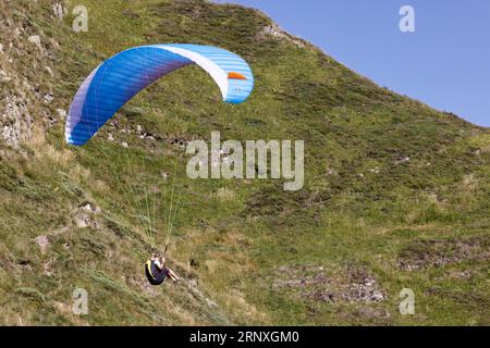 Regionaler Naturpark Der Vulkane Der Auvergne, Frankreich. August 2023. Paragliding im regionalen Naturpark der Vulkane der Auvergne, Frankreich. Stockfoto