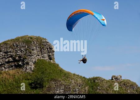 Regionaler Naturpark Der Vulkane Der Auvergne, Frankreich. August 2023. Paragliding im regionalen Naturpark der Vulkane der Auvergne, Frankreich. Stockfoto