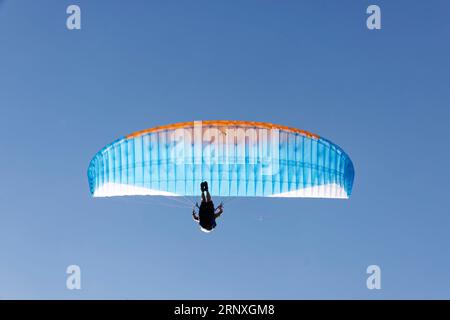 Regionaler Naturpark Der Vulkane Der Auvergne, Frankreich. August 2023. Paragliding im regionalen Naturpark der Vulkane der Auvergne, Frankreich. Stockfoto