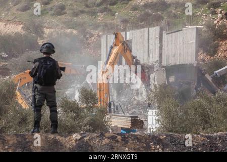 (180129) -- BETHLEHEM, 29. Januar 2018 -- israelische Bulldozer zerstören am 29. Januar 2018 ein palästinensisches Haus, das im Westjordanland Beit Jala in der Nähe von Bethlehem errichtet wird. Die israelische Armee zerstörte zwei palästinensische Häuser in der Gegend, weil sie keine Baugenehmigungen hatten. (psw) MIDEAST-BEIT JALA-HAUS-ABRISS LuayxSababa PUBLICATIONxNOTxINxCHN Stockfoto