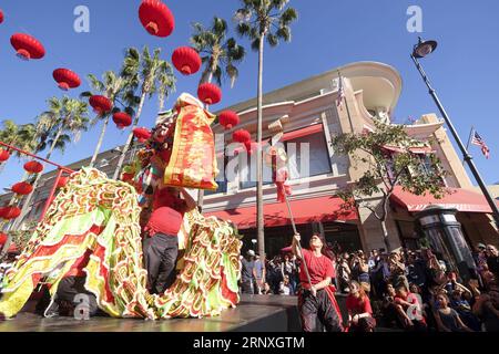 (180129) -- LOS ANGELES, 29. Januar 2018 -- Drachentänzer treten während einer Feier für das chinesische Mondneujahr auf dem ursprünglichen Bauernmarkt in Los Angeles, USA, am 28. Januar 2018 auf. ) (psw) US-LOS ANGELES-CHINESISCHE NEUJAHRSFEIER ZhaoxHanrong PUBLICATIONxNOTxINxCHN Stockfoto