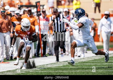 September 2023. Xavier würdig #1 der Texas Longhorns in Aktion gegen die Reiseeule im DKR-Memorial Stadium. Texas führt 16-3 in der Hälfte. Texas führt 16-3 in der Hälfte. Stockfoto