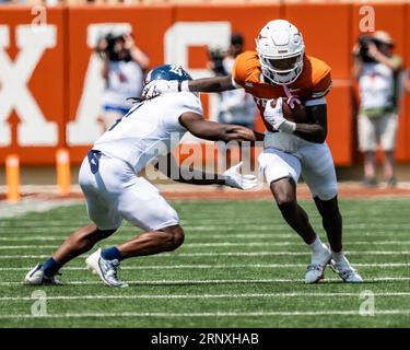 September 2023. Xavier würdig #1 der Texas Longhorns in Aktion gegen die Reiseeule im DKR-Memorial Stadium. Texas führt 16-3 in der Hälfte. Texas führt 16-3 in der Hälfte. Stockfoto