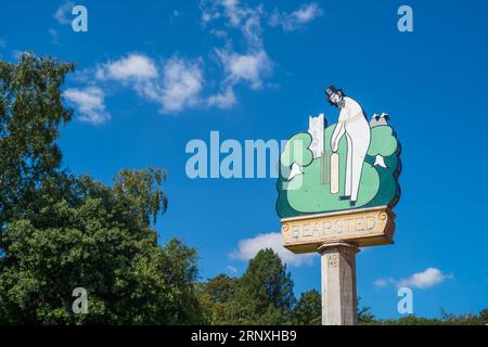 Das Schild auf dem grünen Dorfschild begrüßt Menschen im Bearsted Village in Kent, großbritannien. Stockfoto