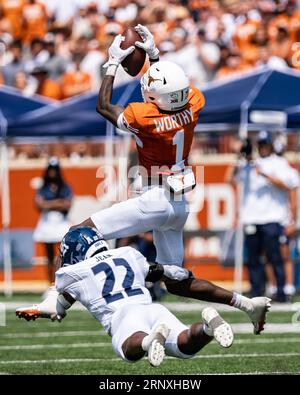 September 2023. Xavier würdig #1 der Texas Longhorns in Aktion gegen die Reiseeule im DKR-Memorial Stadium. Texas führt 16-3 in der Hälfte. Texas führt 16-3 in der Hälfte. Stockfoto