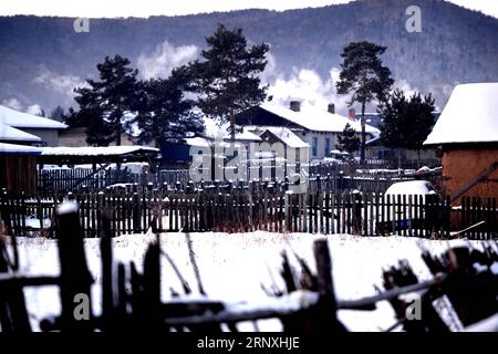 (180131) -- MOHE, 31. Januar 2018 -- Foto aufgenommen am 29. Januar 2018 zeigt Landschaft im Dorf Beiji im Kreis Mohe, nordöstliche Provinz Heilongjiang. ) (dhf) CHINA-HEILONGJIANG-MOHE-BEIJI DORF-LANDSCHAFT (CN) WangxKai PUBLICATIONxNOTxINxCHN Stockfoto