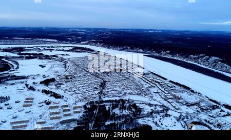 (180131) -- MOHE, 31. Januar 2018 -- Foto aufgenommen am 27. Januar 2018 zeigt Landschaft im Dorf Beiji im Kreis Mohe, nordöstliche Provinz Heilongjiang. ) (dhf) CHINA-HEILONGJIANG-MOHE-BEIJI DORF-LANDSCHAFT (CN) WangxKai PUBLICATIONxNOTxINxCHN Stockfoto