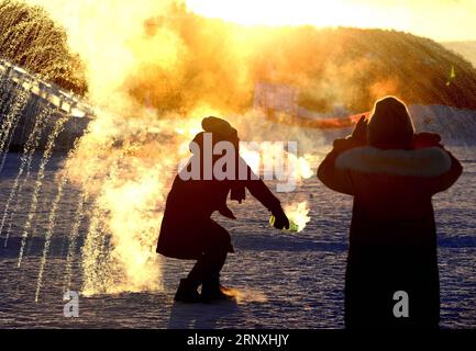 (180131) -- MOHE, 31. Januar 2018 -- Touristen spielen am 29. Januar 2018 im Dorf Beiji im Kreis Mohe, Provinz Heilongjiang im Nordosten Chinas. ) (dhf) CHINA-HEILONGJIANG-MOHE-BEIJI DORF-LANDSCHAFT (CN) WangxKai PUBLICATIONxNOTxINxCHN Stockfoto