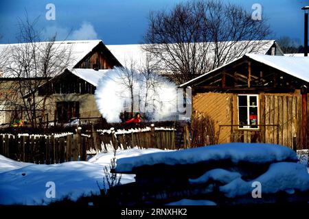 (180131) -- MOHE, 31. Januar 2018 -- Ein Tourist spielt am 30. Januar 2018 im Dorf Beiji im Kreis Mohe in der nordöstlichen chinesischen Provinz Heilongjiang. Beiji Village ist das nördlichste Dorf in China. ) (dhf) CHINA-HEILONGJIANG-MOHE-BEIJI DORF-LANDSCHAFT (CN) WangxKai PUBLICATIONxNOTxINxCHN Stockfoto