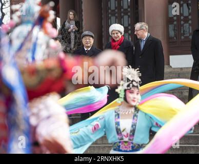 (180131) -- WUHAN, 31. Januar 2018 -- die britische Premierministerin Theresa May beobachtet die Aufführung der Peking-Oper vor dem Gelben Kranichturm in Wuhan, Provinz Hubei in Zentralchina, 31. Januar 2018. ) (Yxb) CHINA-WUHAN-BRITISH PM-VISIT (CN) XiaoxYijiu PUBLICATIONxNOTxINxCHN Stockfoto