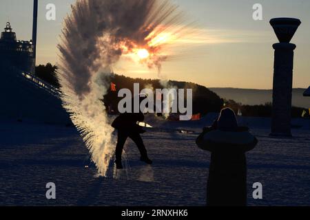 (180131) -- MOHE, 31. Januar 2018 -- Touristen spielen am 29. Januar 2018 im Dorf Beiji im Kreis Mohe, Provinz Heilongjiang im Nordosten Chinas. Beiji Village ist das nördlichste Dorf in China. ) (dhf) CHINA-HEILONGJIANG-MOHE-BEIJI DORF-LANDSCHAFT (CN) WangxKai PUBLICATIONxNOTxINxCHN Stockfoto