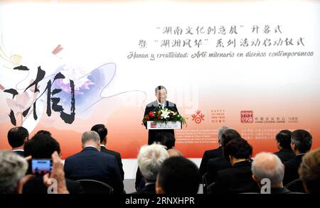 (180131) -- MADRID, 31. Januar 2018 -- der chinesische Kulturminister Luo Shugang (C) hält eine Rede bei der Einweihungszeremonie des diesjährigen Happy Spring Festivals im Chinesischen Kulturzentrum in Madrid, Spanien, am 29. Januar 2018. Das chinesische Kulturministerium wird mit lokalen Partnern zusammenarbeiten, um eine Reihe von Veranstaltungen - einschließlich Galas, Ausstellungen und Tempelmessen - in mehr als 400 Städten in 129 Ländern und Regionen durchzuführen, um das bevorstehende chinesische Neujahrsfest oder Frühlingsfest zu feiern, das am 16. Februar stattfindet. ) (lrz) SPANIEN-MADRID-CHINA-MINISTER FÜR KULTUR-TREFFEN GuoxQiuda PUBLICATIONxNOTxINxC Stockfoto