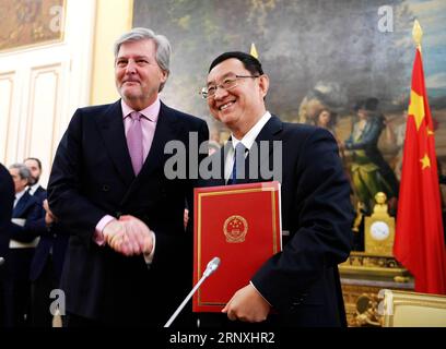 (180131) -- MADRID, 31. Januar 2018 -- der chinesische Kulturminister Luo Shugang (R) gibt dem spanischen Minister für Bildung, Kultur und Sport Inigo Mendez de Vigo die Hand, nachdem er in den Jahren zwischen 2018 und 2021 ein Abkommen über die bilaterale kulturelle Zusammenarbeit unterzeichnet hatte, in Madrid, Spanien, 29. Januar 2018. ) (lrz) SPANIEN-MADRID-CHINA-MINISTER FÜR KULTUR-TREFFEN GuoxQiuda PUBLICATIONxNOTxINxCHN Stockfoto