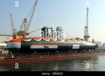 (180131) -- MUMBAI, 31. Januar 2018 () -- das U-Boot der Scorpene-Klasse INS Karanj wird am 31. Januar 2018 auf der Mazagon Dock Shipbuilders Limited (MDL) in Mumbai gesehen. Indien startete am Mittwoch das dritte seiner sechs U-Boote der Scorpene-Klasse, INS Karanj, auf der Mazagon Dock Shipbuilders Limited (MDL), so Offizielle der indischen Marine. () INDIEN-MUMBAI-U-BOOT-START Xinhua PUBLICATIONxNOTxINxCHN Stockfoto